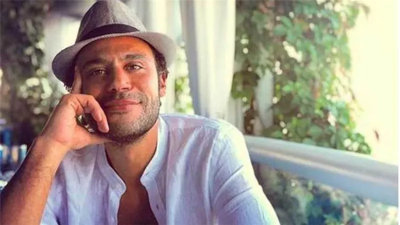 الفنان محمد عادل إمام يتهم مسئول صفحته على فيسبوك بابتزازه