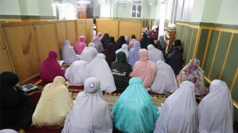 وزير الأوقاف يكشف حقيقة منع صلاة السيدات في المساجد