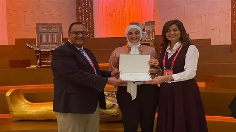 وزيرة الهجرة تكرم شباب المصريين بالخارج المشاركين بتنظيم جناح مصر بـ