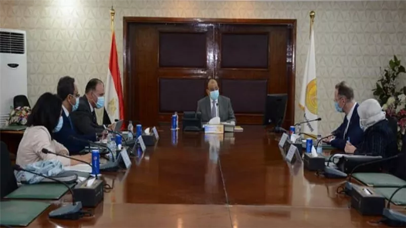 وزير التنمية المحلية يتابع مع مسئولي برنامج الأمم المتحدة الإنمائي مجالات التعاون المشتركة (صور)