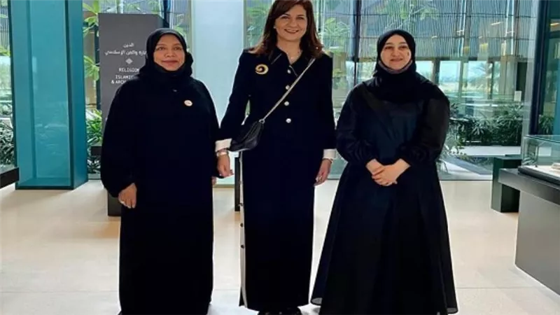 وزيرة الهجرة تزور بيت الحكمة بالشارقة لتبادل المعارف (صور)