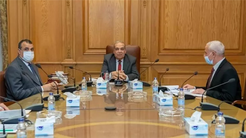 «الإنتاج الحربي» و«القابضة الإماراتية» يبحثان مستجدات تصنيع السيارات البيك أب (صور)