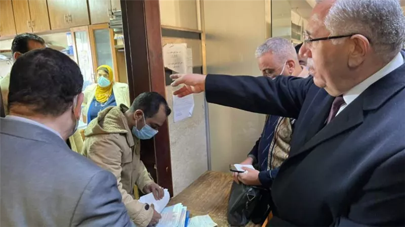 وزير الزراعة يقوم بجولة مفاجئة لبعض قطاعات الوزارة لمتابعة سير العمل ويوجه بحسن معاملة الجمهور 