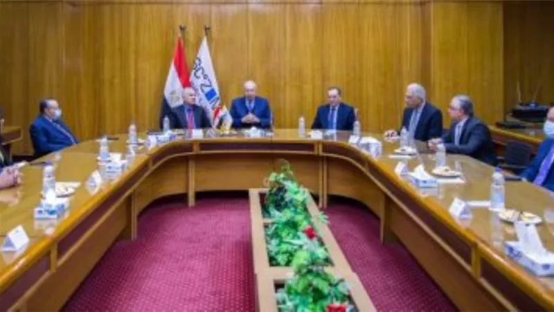 توقيع عقد إنشاء مجمع 