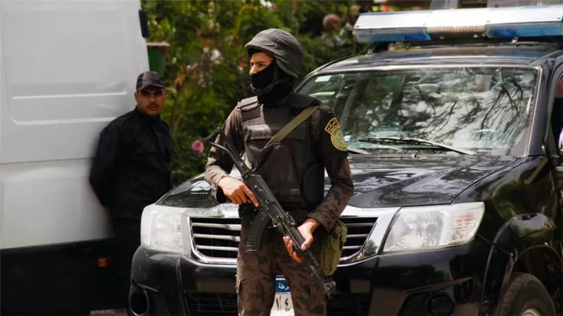 ضبط متهمين في قتل وتنفيذ أحكام وإدارة مطبعة غير مرخصة في حملات أمنية
