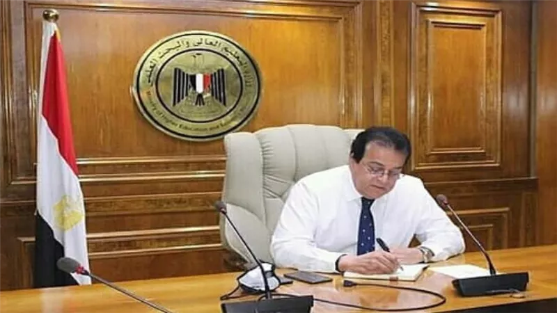 د. خالد عبدالغفار يستعرض تقريرا عن جهود المبادرات الصحية الرئاسية بمحافظات الصعيد
