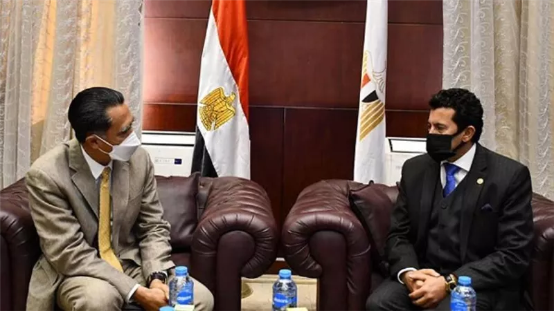 وزير الرياضة يبحث التعاون الثنائي مع سفير إندونيسيا (صور)