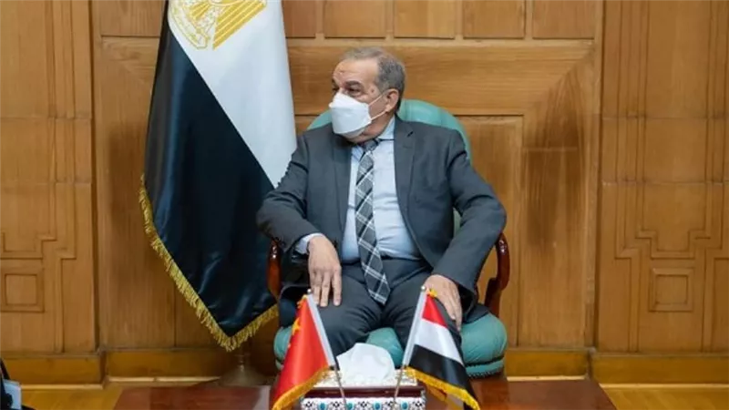 وزير الإنتاج الحربي يبحث مع 