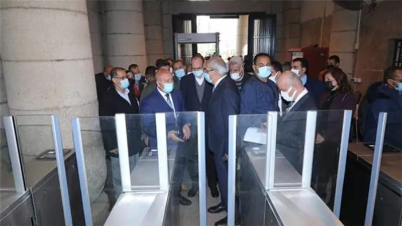 وزير النقل يشهد التشغيل التجريبي للبوابات الإلكترونية بمحطات السكة الحديد