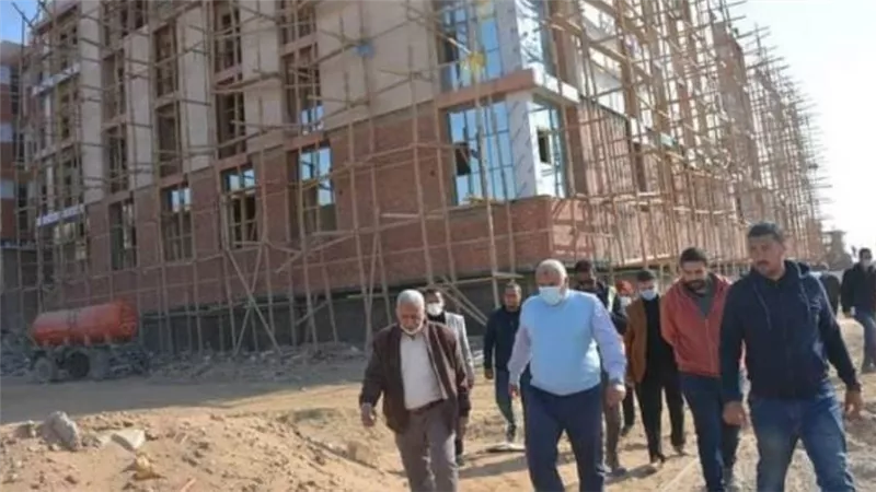 محافظ الوادي الجديد يتابع أعمال الانشاءات بمجمع المصالح الحكومية ومشروعات رصف الطرق