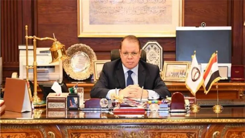 النائب العام يحيل 4 متهمين للمحاكمة الجنائية بتهمة استغلال النفوذ وتقاضي رشوة 