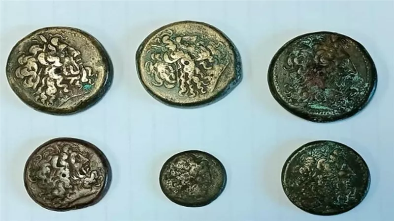 ضبط عملات معدنية وقطع أثرية قبل تهريبها بمطار القاهرة (صور)