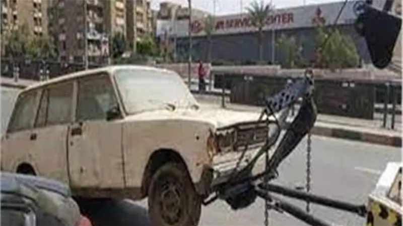 خلال 24 ساعة.. رفع 74 سيارة ودراجة نارية متهالكة 