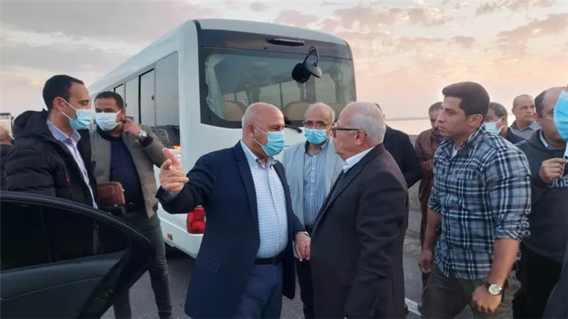 محافظ بورسعيد يستقبل وزير النقل خلال جولته بالطريق الدائري