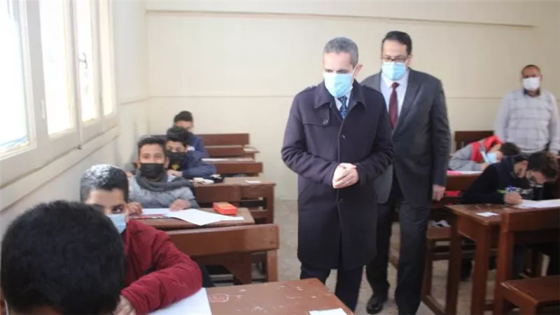 محافظ الغربية يتفقد أداء الطلاب لامتحانات نصف العام بمدارس طنطا