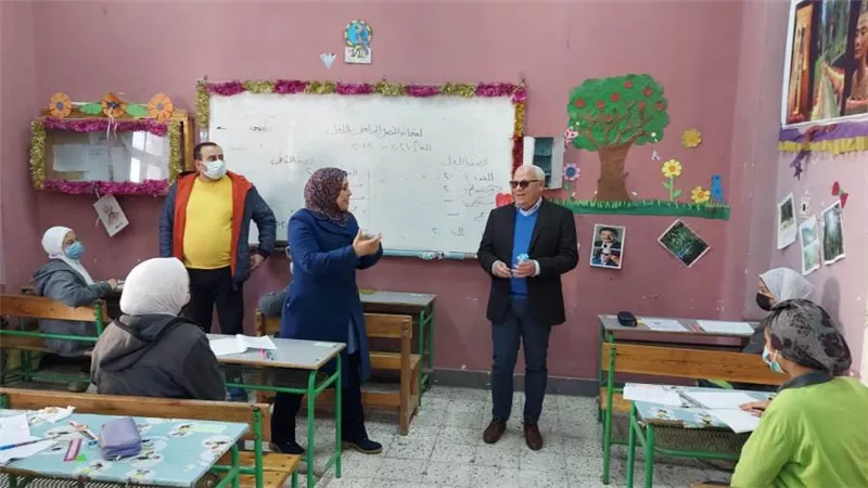 محافظ بورسعيد يتابع سير امتحانات الصف الخامس الابتدائي بمدرسة أشتوم الجميل