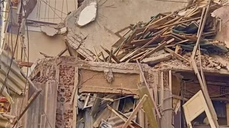 بالصور .. مصرع 2 وإصابة آخر فى انهيار عقار بدمياط
