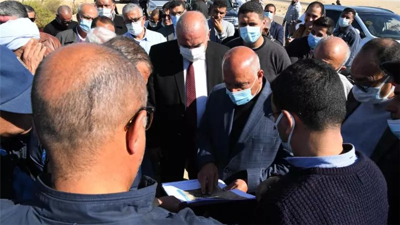 تنفيذا لتوجيهات الرئيس.. وزير النقل ومحافظ قنا يعاينان مسار محور دشنا - الوقف على النيل  
