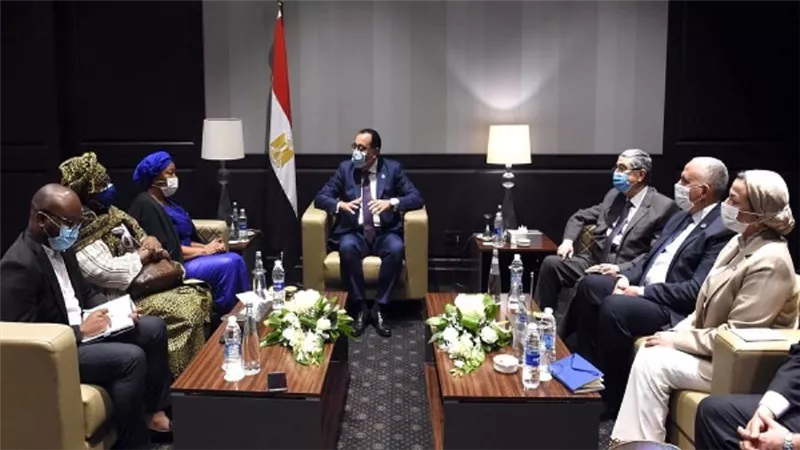 رئيس الوزراء يلتقي نائب رئيس الوزراء وزيرة البيئة والتنمية المستدامة في الكونغو الديمقراطية (صور)
