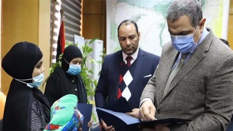 سعفان يسلم 611 ألفا و637 جنيها تأمين تكافلي لأسر 9  من العمالة غير المنتظمة (صور)