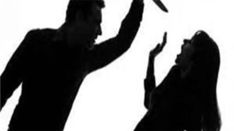 بسبب خلافات عائلية.. رجل يذبح زوجته ويحاول الانتحار بالفيوم