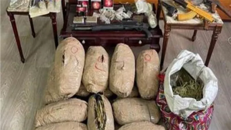 القبض على 5 متهمين بينهم سيدتين بـ«كوكتيل مخدرات» في 4 محافظات