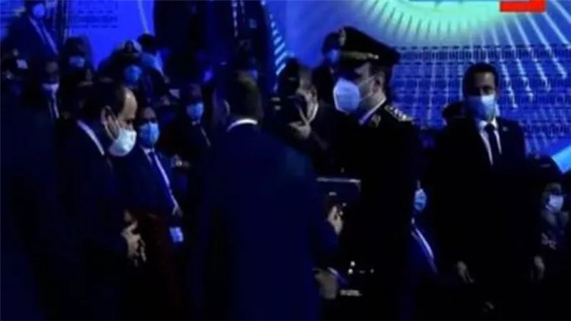 وزير الداخلية يقدم للرئيس السيسي هدية تذكارية في احتفالية عيد الشرطة