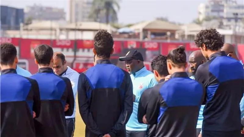 موسيماني يحاضر اللاعبين في ملعب التتش على هامش مران الأهلي 