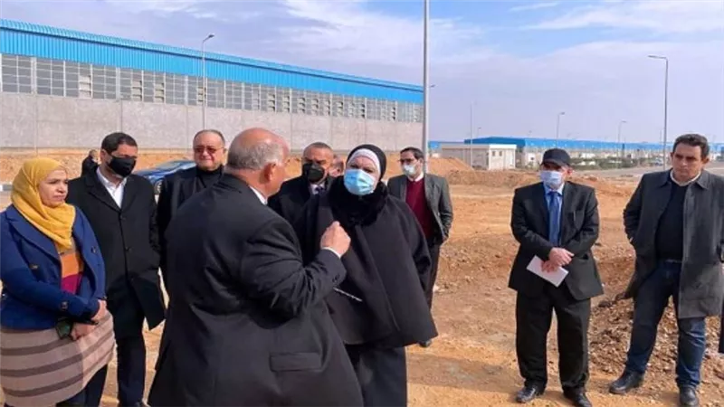 وزيرة التجارة تقوم بجولة تفقدية بمدينة الجلود بالروبيكي (صور)