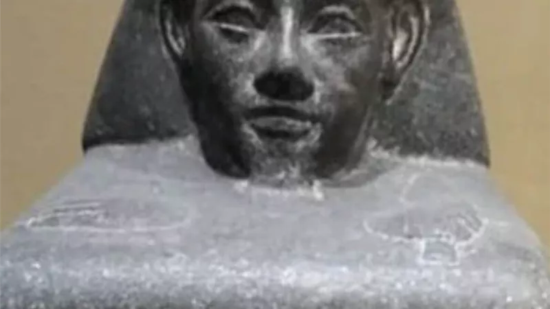 متحف سوهاج القومي يعرض تمثال كتلة من الجرانيت الأسود للكاهن باحري خنسو
