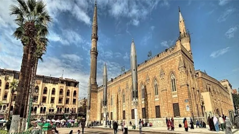 عاجل | الحكومة تكشف حقيقة تضرر مسجد «الحسين» إثر حريق بمحيطه