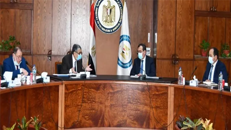 اجتماع مشترك بين البترول والكهرباء لبحث توفير احتياجات محطات توليد الكهرباء من الغاز الطبيعي والوقود (صور)