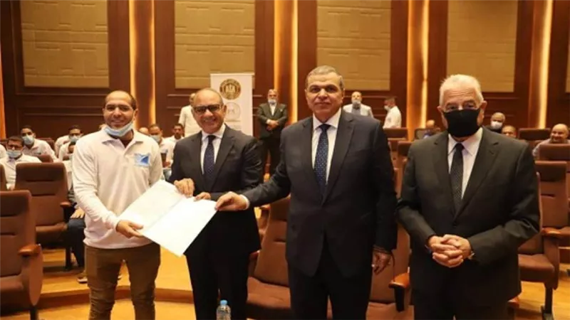سعفان ومحافظ جنوب سيناء يسلمان 120 وثيقة تأمين تكافلي للعمالة غير المنتظمة بمتحف شرم الشيخ (صور)