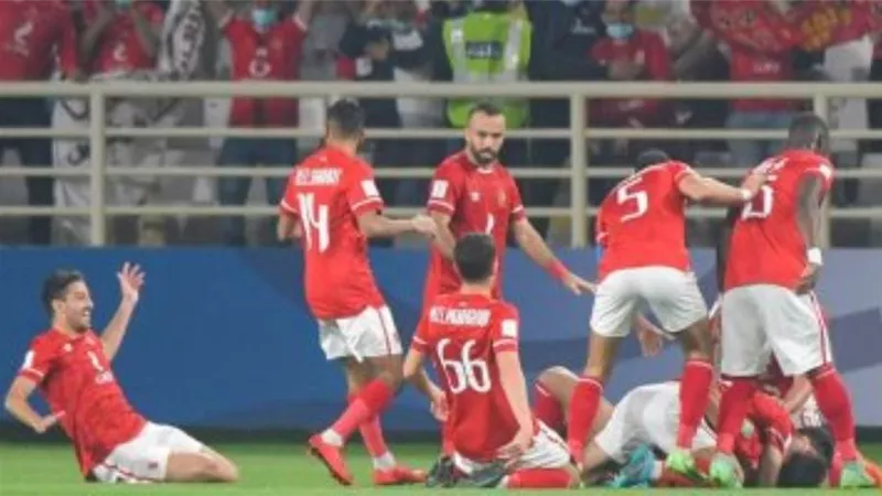 لاعبو الأهلي الدوليون يغادرون القاهرة للانضمام لبعثة الفريق فى الإمارات