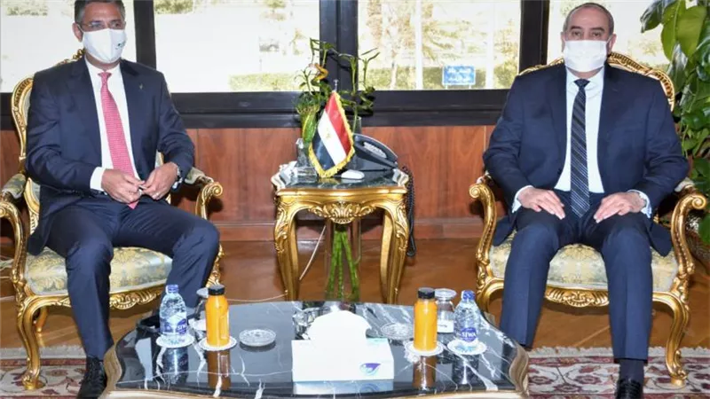 وزير الطيران المدني يبحث أوجه التعاون مع الهيئة القومية للبريد 