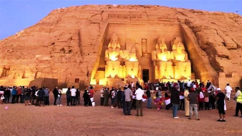 أبو سمبل تتزين لاستقبال تعامد الشمس على وجه رمسيس