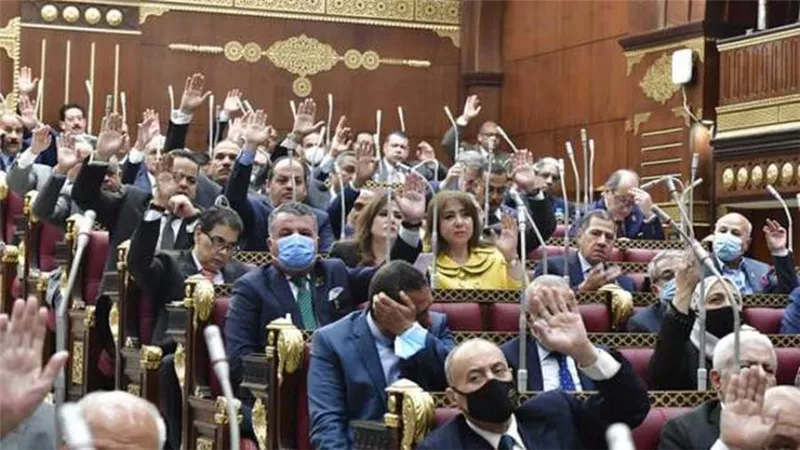 الشيوخ يوافق نهائيا على قانون العمل.. إجازة وضع وتخفيض ساعات العمل 
