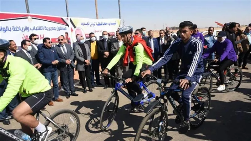 وزير الرياضة يطلق شارة بدء ماراثون للدراجات الهوائية في الوادي الجديد (صور)