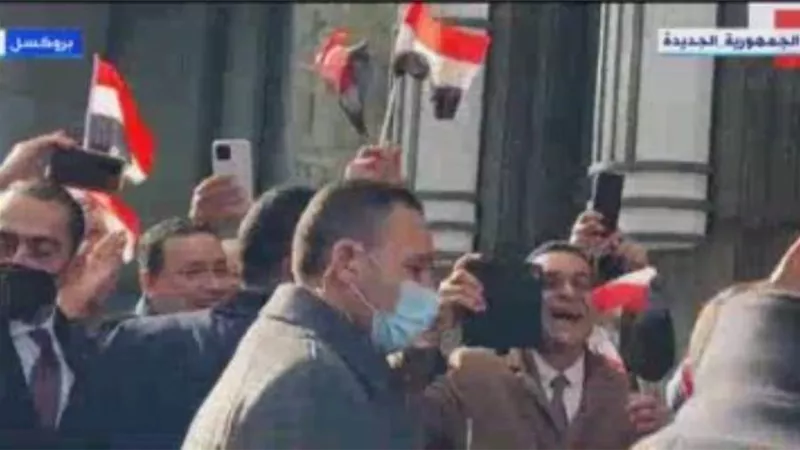 الجالية المصرية تستقبل الرئيس السيسي فى بروكسل بهتافات 