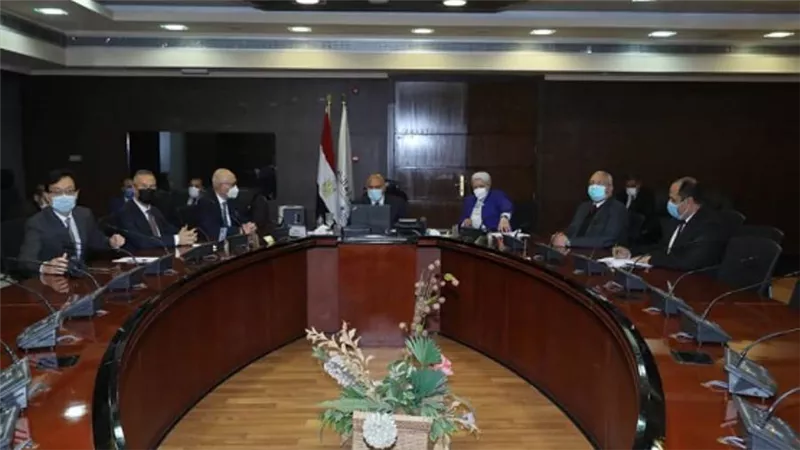 وزير النقل يبحث تفعيل مذكرة التفاهم المشتركة لإدارة وتشغيل محطتي الحاويات (صور)