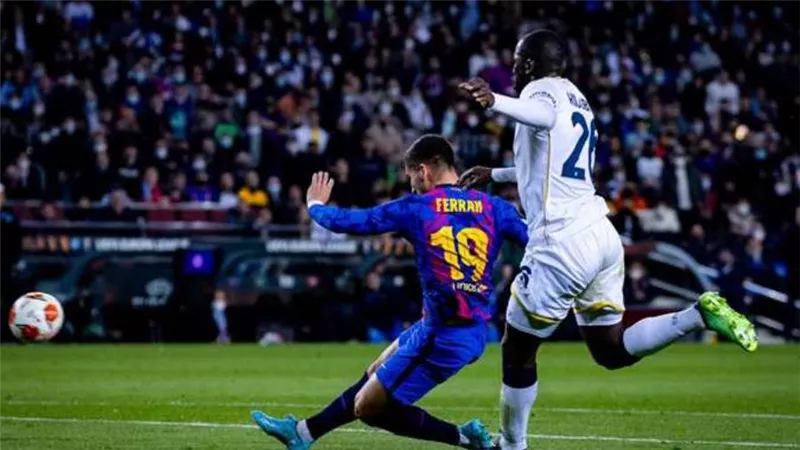 برشلونة يتعادل أمام نابولي 1-1 باليورباليج