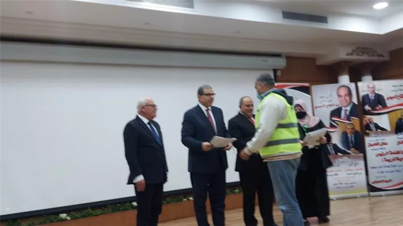 وزير القوي العاملة ومحافظ بورسعيد يوزعان١٠٠عقد عمل و٣٣٠٦وثيقة تأمين علي الحياة للعمالة الغير منتظمة ببورسعيد