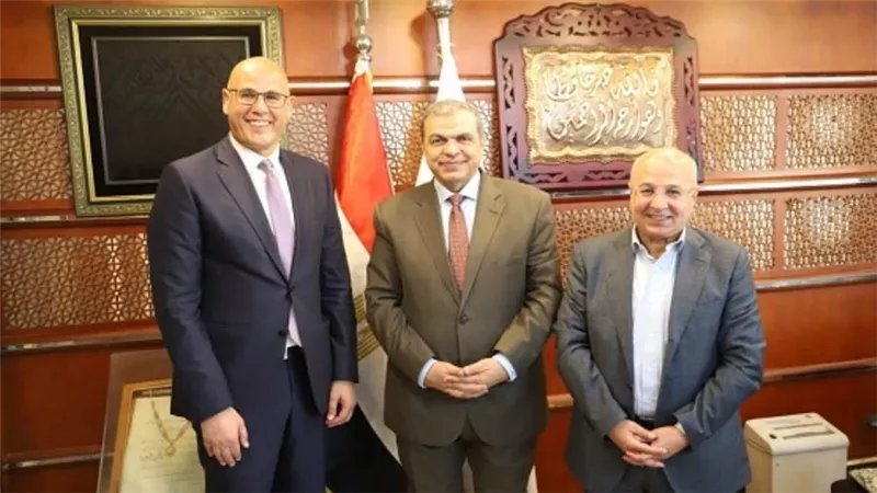 سعفان يشهد مراسم توقيع اتفاقية عمل جماعية تحقيق مزايا في الأرباح والحوافز والأجور لـ 4000 عامل بإحدي الشركات