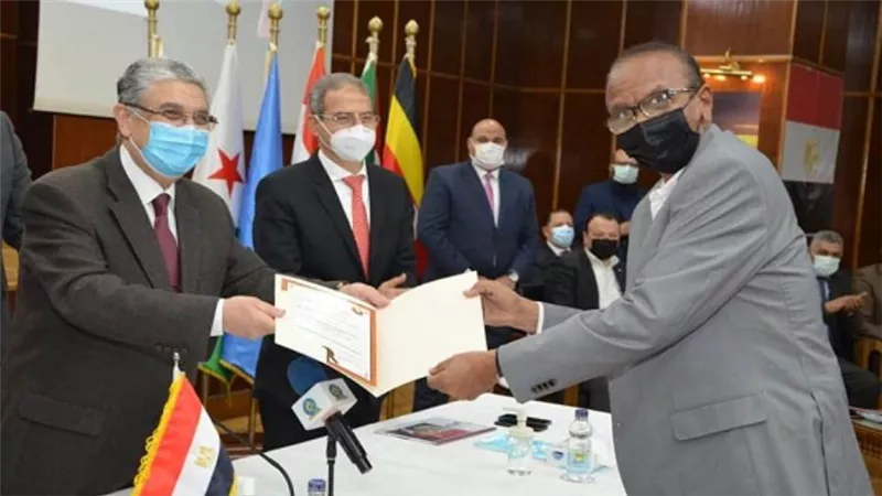 وزير الكهرباء يشهد احتفالية تخريج 50 متدربا من دول حوض النيل (صور)