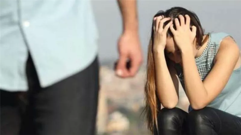 سيدة تشكو عنف زوجها لمحكمة الأسرة: «حبسني 5 أيام وطفى السجاير في جسمي» 
