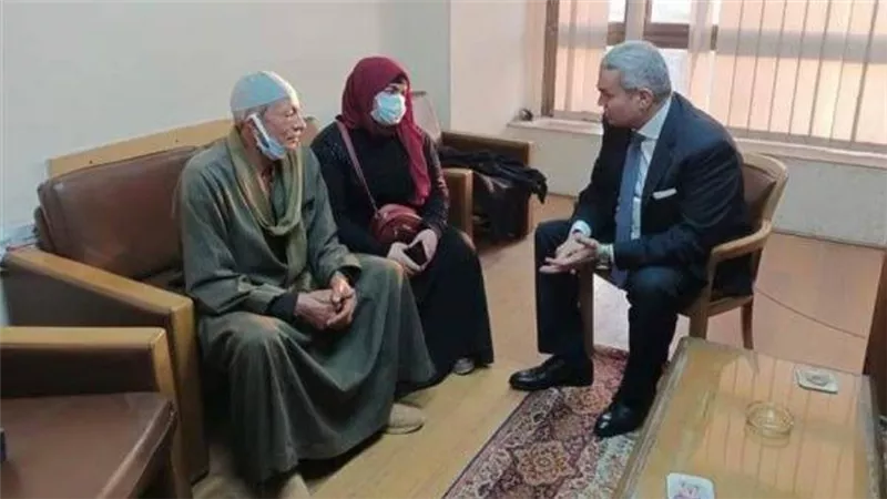 مساعد وزير الخارجية يستقبل عائلة المواطن المصاب في أوكرانيا