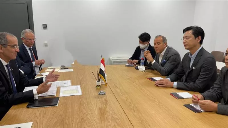 وزير الاتصالات يناقش مع سامسونج التوسع باستثمارات الشركة العالمية في مصر