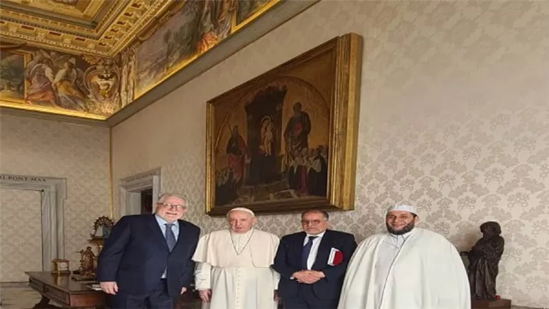 البابا فرانسيس الثاني يستقبل شمس الدين حفيز عميد مسجد باريس الكبير (صور)