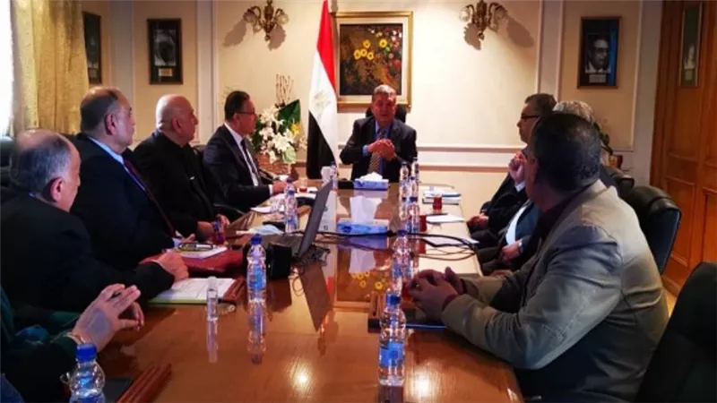 وزير قطاع الأعمال العام يستعرض خطة تطوير 