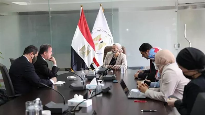 وزيرة البيئة تناقش مع المدير التنفيذي لصندوق المناخ الأخضر نتائج زيارته لمصر (صور)